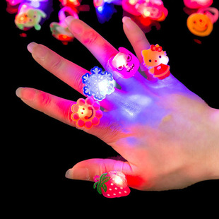 发光手指灯led亮灯戒指迷你激光，灯炫彩闪光孔雀荧光指环儿童玩具