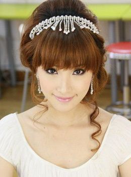 发型扮美:中日长<em>头发</em>怎样扎好看图混血美女9款