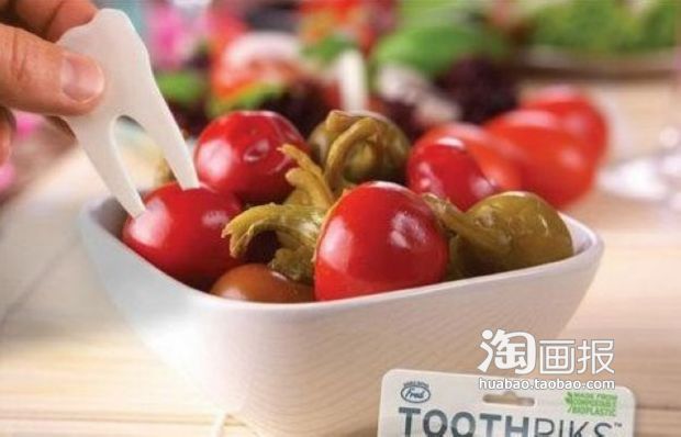 这是一个两用的水果插，外形就是牙齿比较逗人喜爱。一面可以插水果，而另一面可以当一个小型的勺子。采用可再循环的塑料，一整包有二十三颗白色牙齿和一颗金色牙齿。\r\n