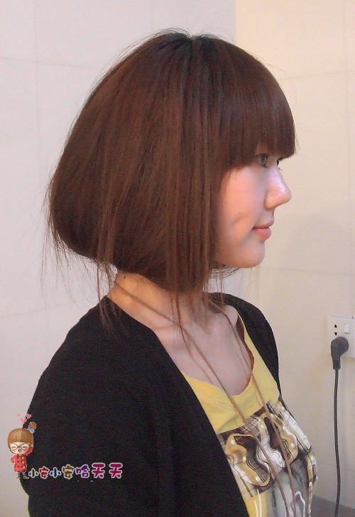 <em>怎样扎发型</em>小安<em>教你</em>快速由长发变身BOBO头_