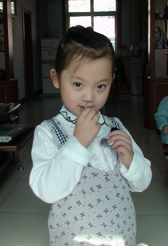 <em>小女孩发型设计</em>简单几步打造超美花苞头!小万