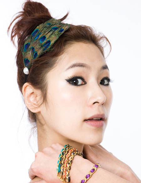 11发型新看点 来点羽简单大方的新娘发型毛做