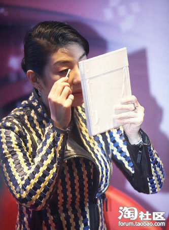 黄奕上围激增显富太 当众贴双眼皮表情雷人 - 